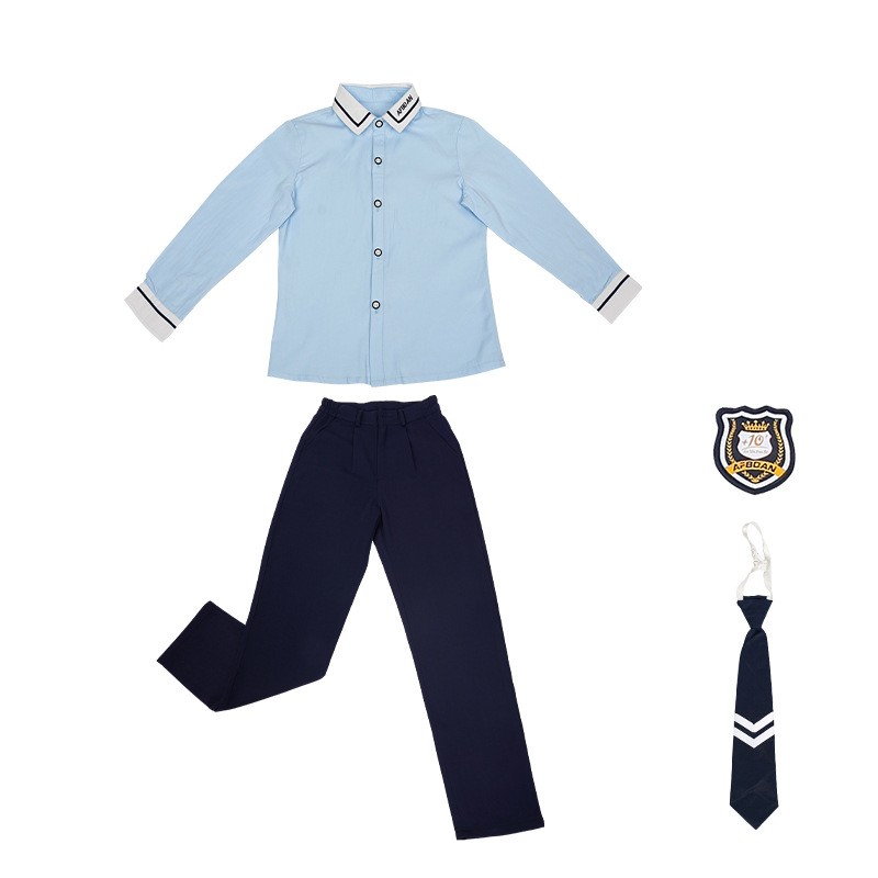 Detalles de rayas en contraste | Insignia y corbata bordada | Ropa académica moderna